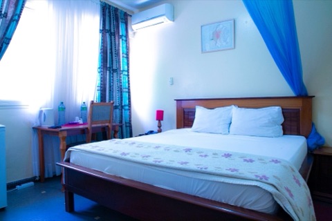 Chambre meublée avec lit double à Mermoz